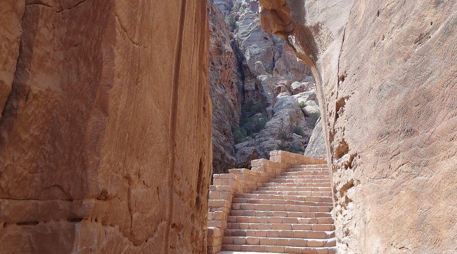 Rotsachtig wandelpad met stenen trappen in Petra, Jordanië