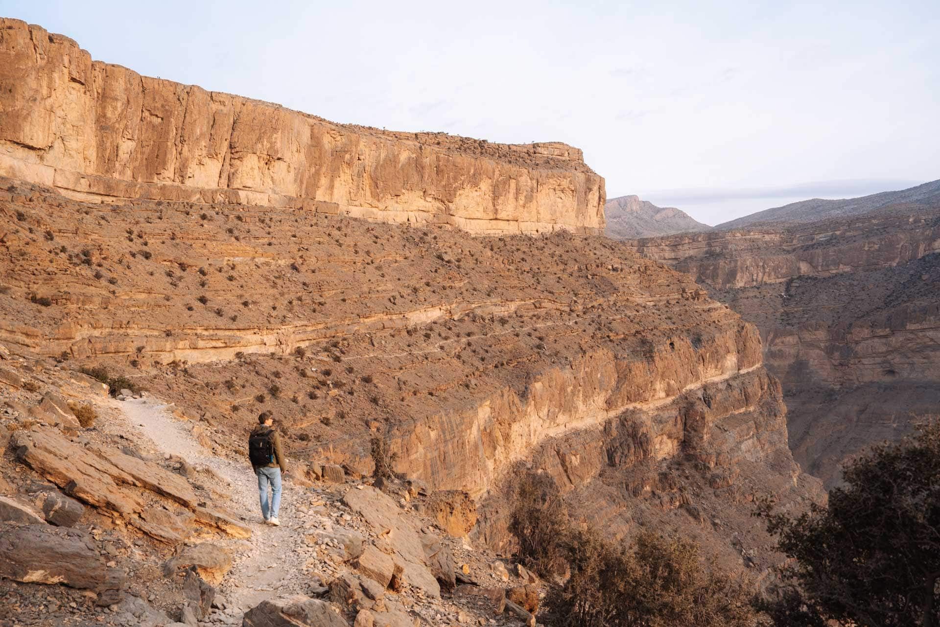 Wandelpad langs de kliffen van Jebel Shams in Oman