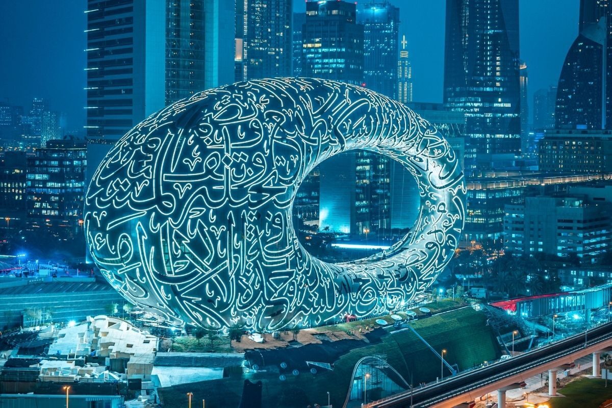 Het Museum of the Future in Dubai bij avondlicht