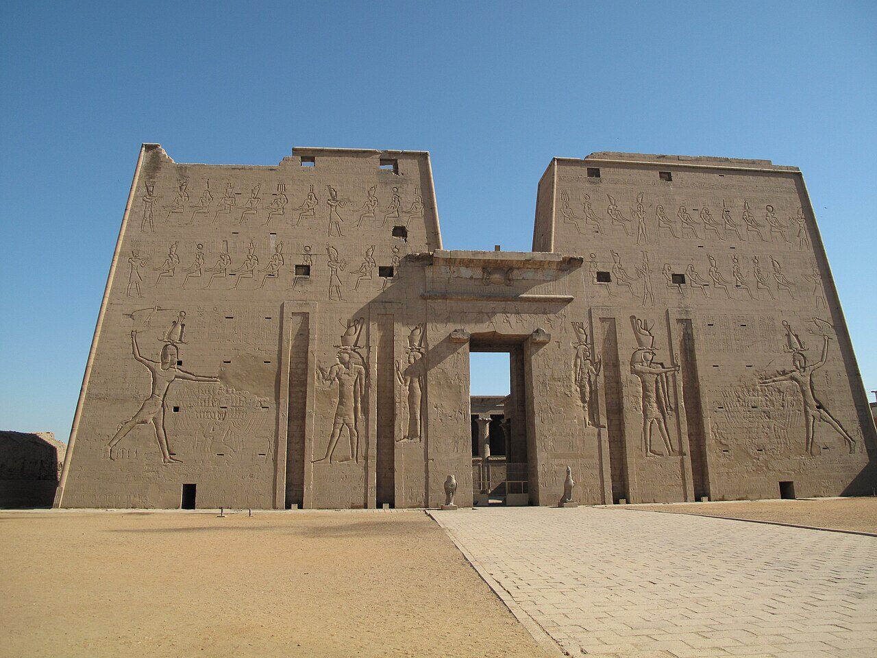 Tempel van Edfu met reliëfs en hoge muren