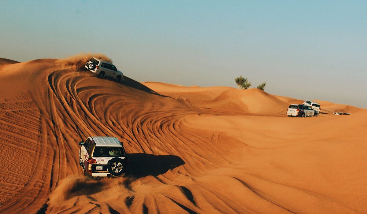 4x4 auto’s tijdens een woestijnsafari bij Dubai