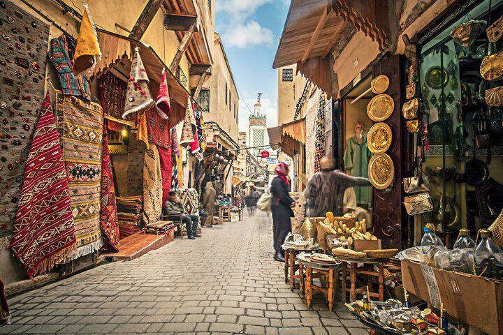 Smalle straat in een Marokkaanse medina met winkels