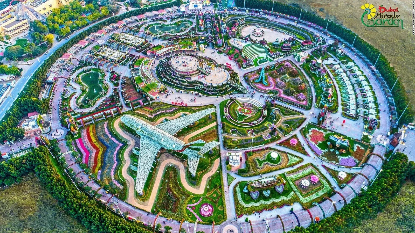 Luchtfoto van Dubai Miracle Garden met bloemen in patronen