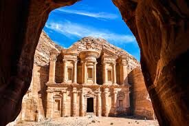 Al-Khazneh zichtbaar door de Siq in Petra, Jordanië