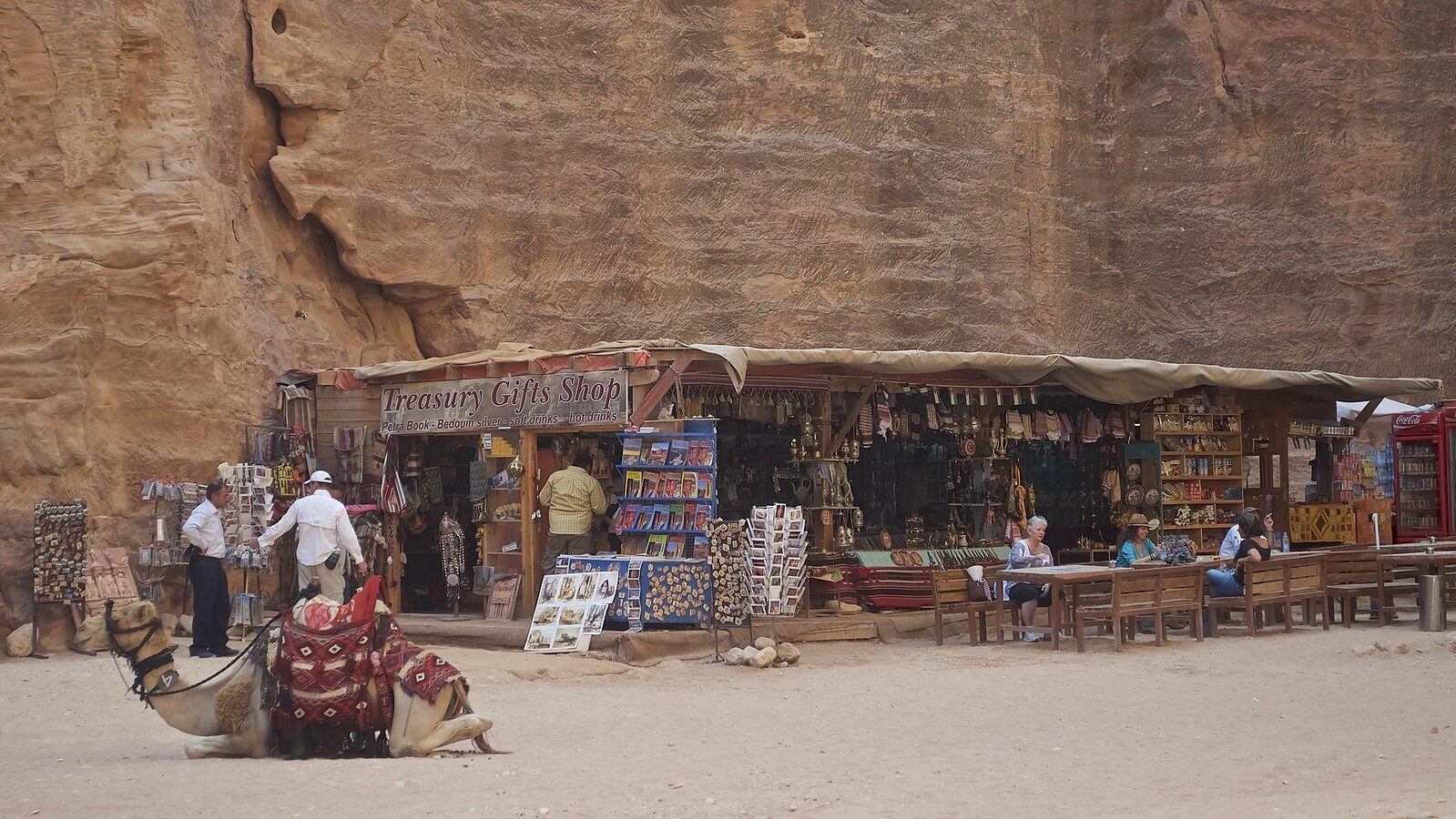 Souvenirwinkels en kameel bij de rotswanden van Petra in Jordanië