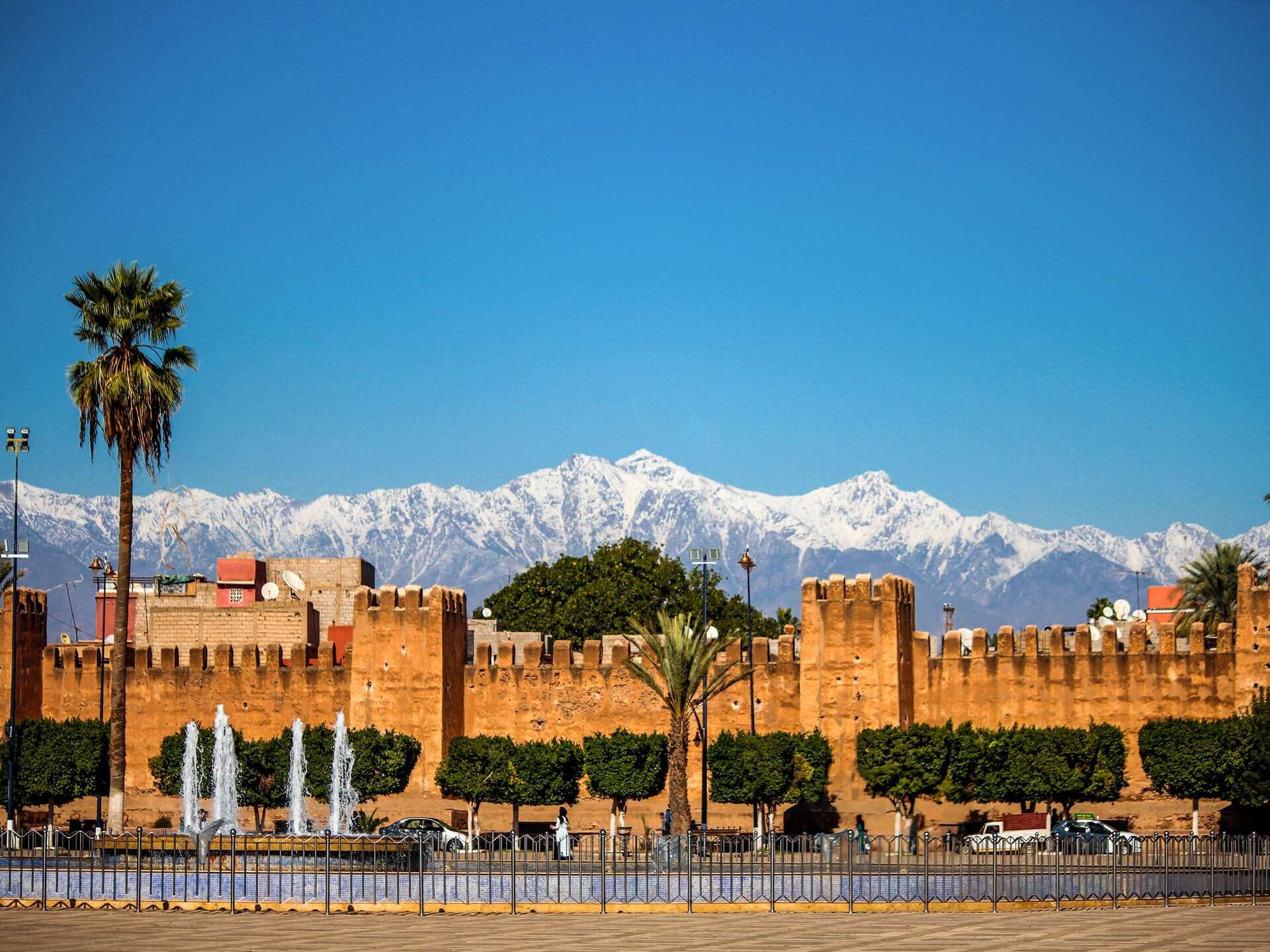 Stadsmuren van Taroudant met het Atlasgebergte op de achtergrond in Marokko