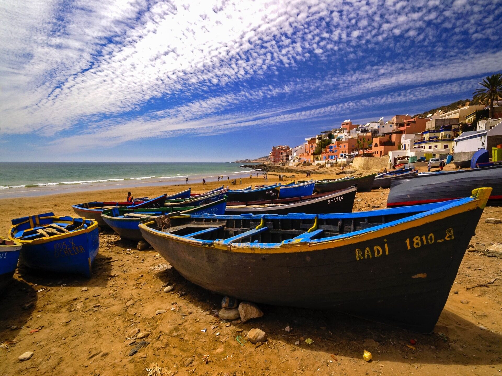 Traditionele vissersboten op het strand van Taghazout aan de Atlantische kust van Marokko