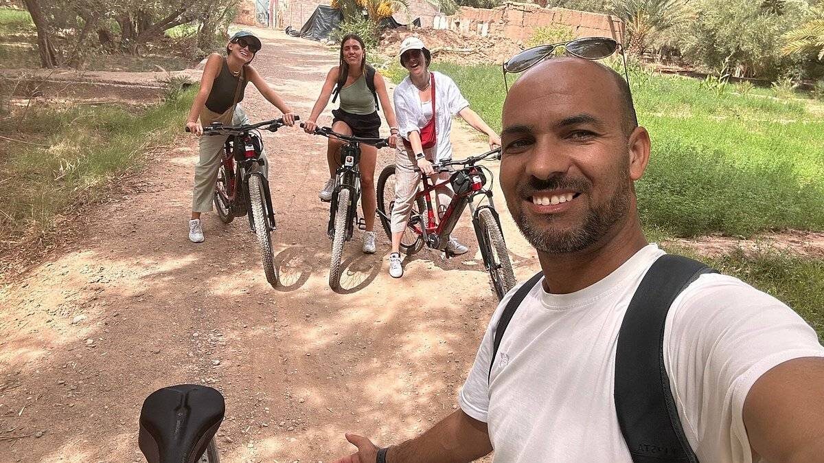 Fietstocht door de palmoase van Skoura in Marokko met reizigers op de fiets