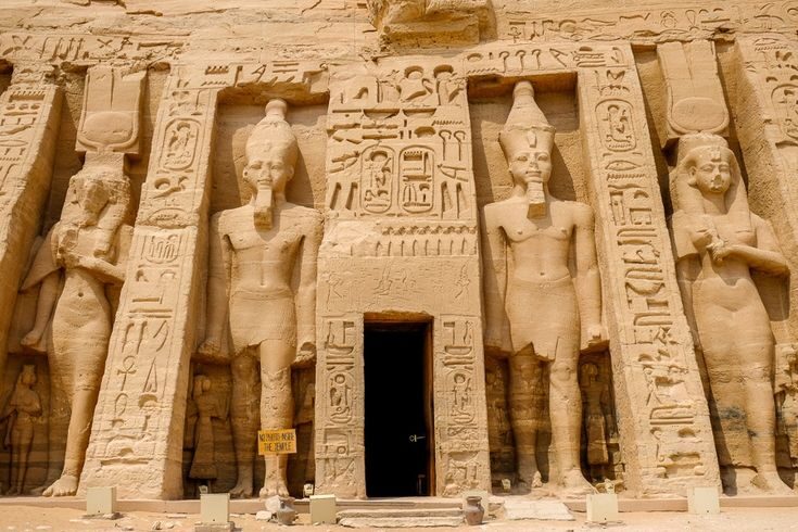 Tempel van Abu Simbel met beelden van Ramses II