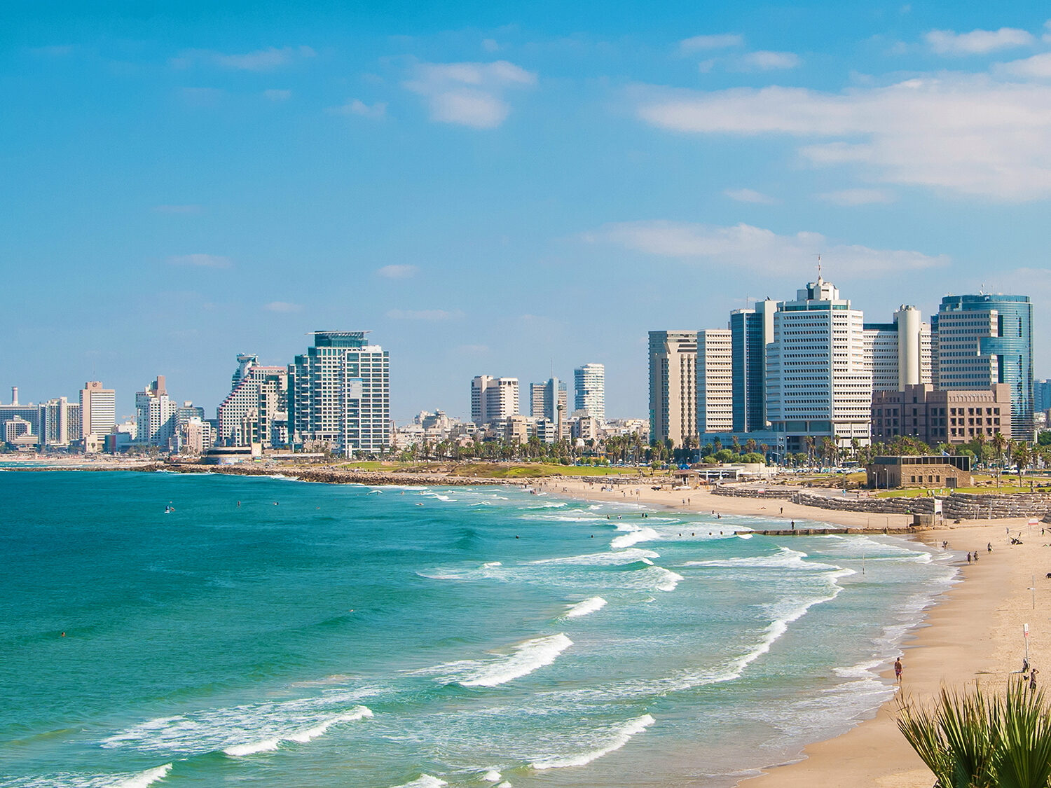 Strand en skyline van Tel Aviv aan de Middellandse Zee