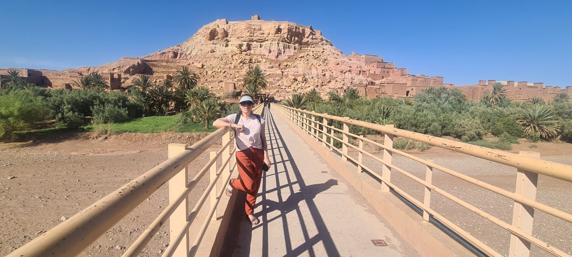 Aït Ben Haddou kasbah in Marokko met brug, palmbomen en traditionele lemen gebouwen