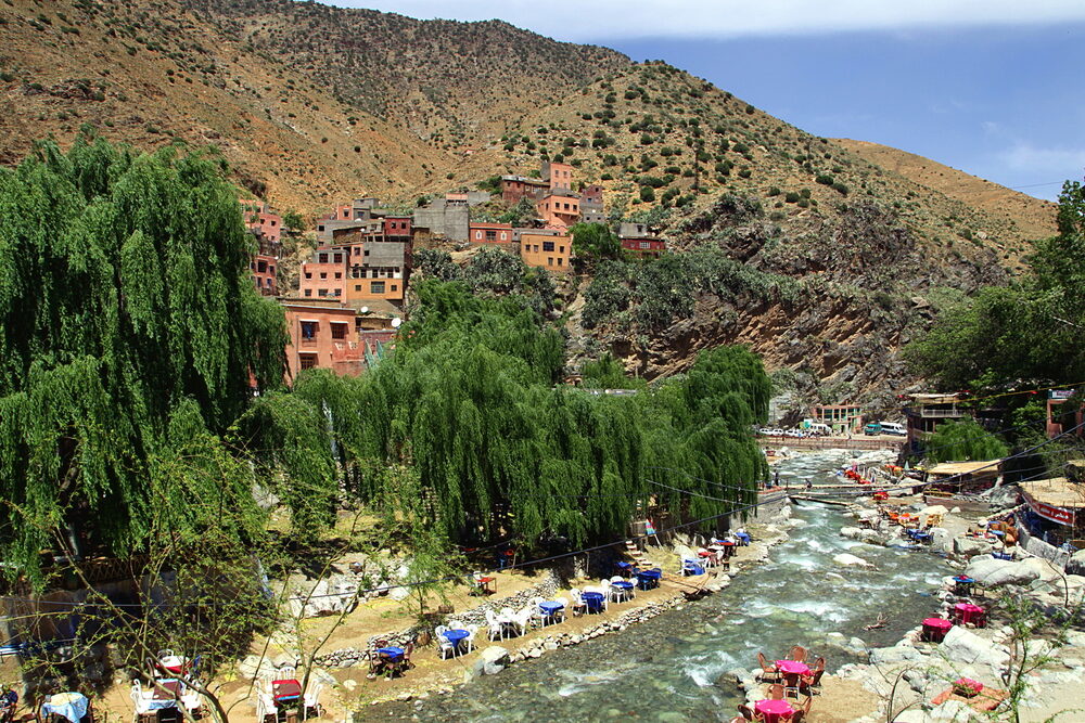 Rivierterrassen en Berberdorpjes in de Ourika-vallei in het Atlasgebergte van Marokko
