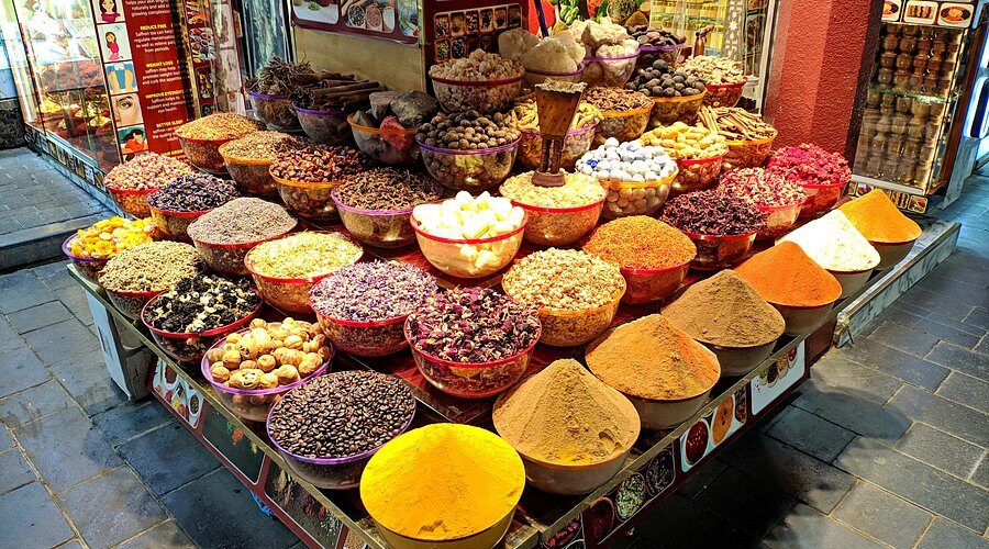 Kleurrijke kruiden en specerijen op de Spice Souk in Dubai