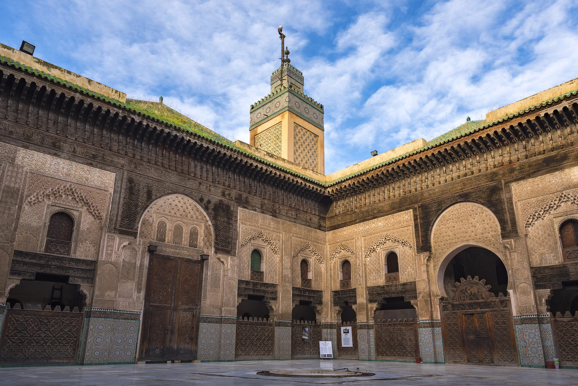 Historische medersa in Fez met islamitische architectuur