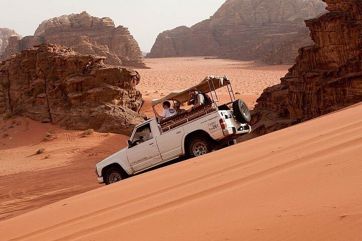 Jeepsafari door zandduinen in Wadi Rum, Jordanië