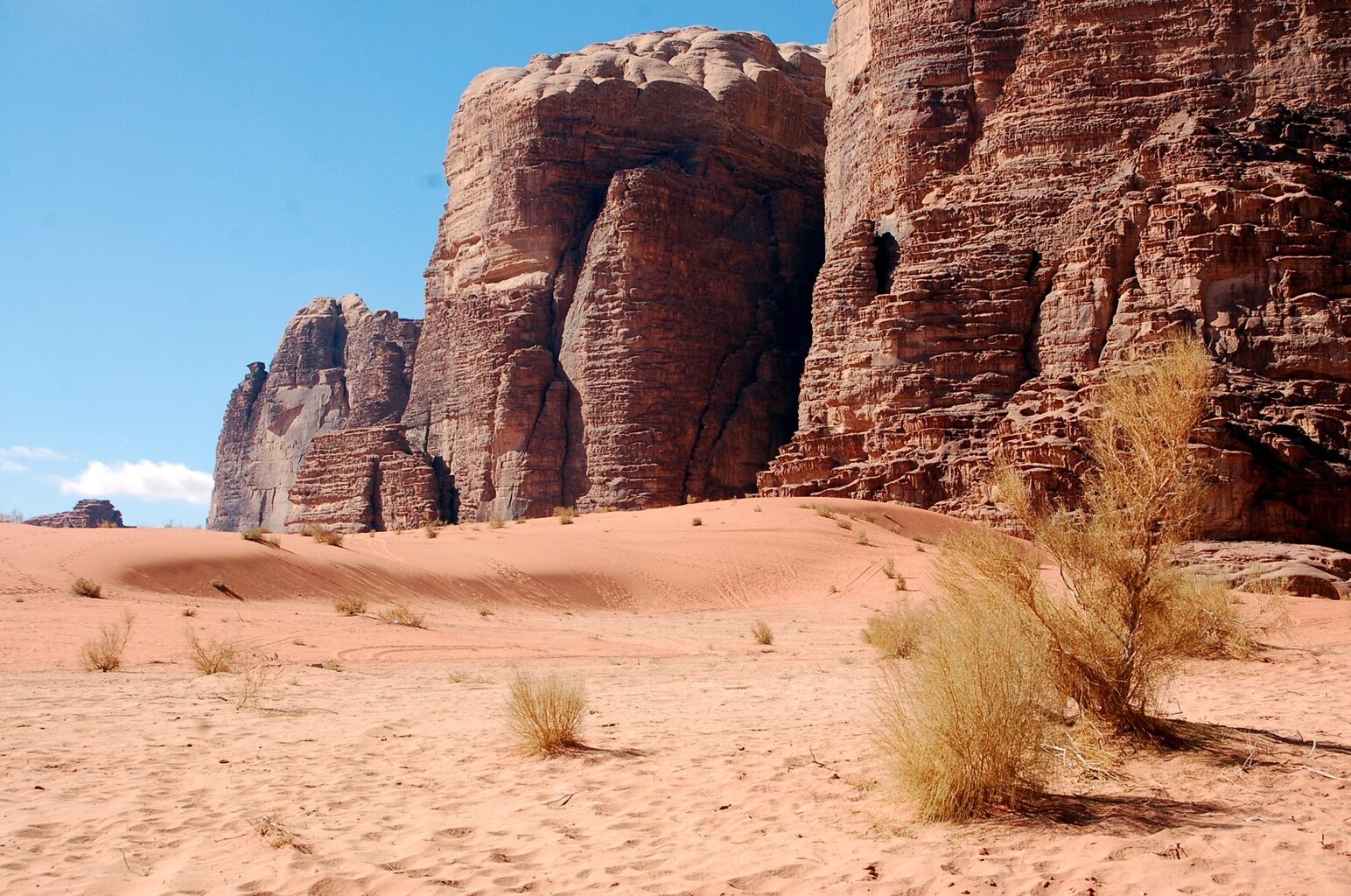 Zandduinen en hoge rotsformaties in de Wadi Rum-woestijn in Jordanië
