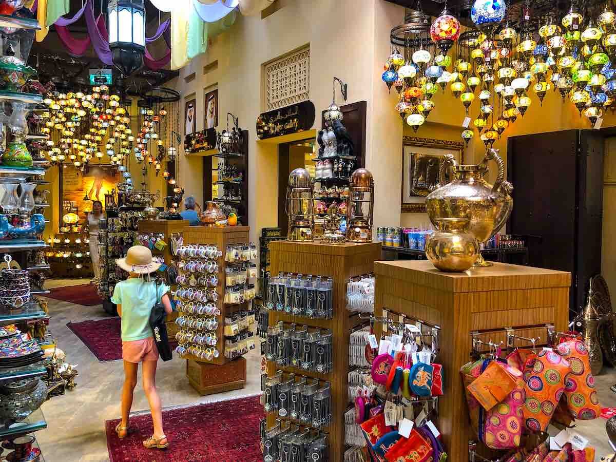 Traditionele souk in Dubai met lampen en souvenirs