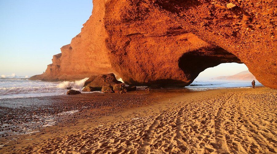 Natuurlijke rotsboog bij Legzira Beach aan de Atlantische kust van Marokko