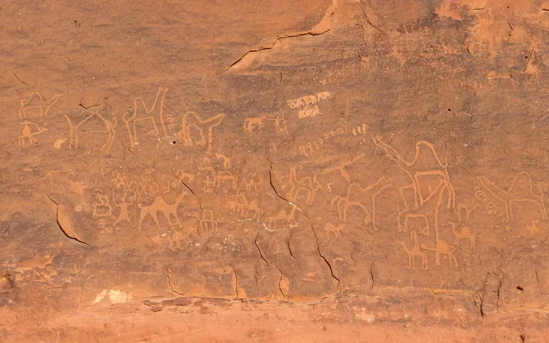 Oude rotstekeningen en inscripties in Wadi Rum, Jordanië