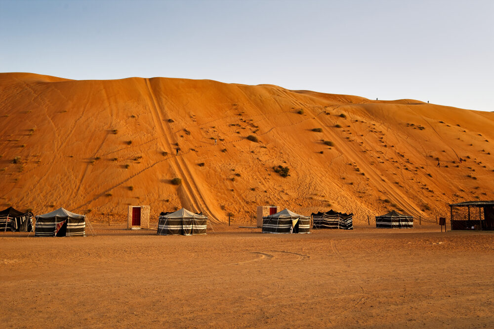 Woestijnkamp in de Wahiba Sands met hoge zandduinen in Oman