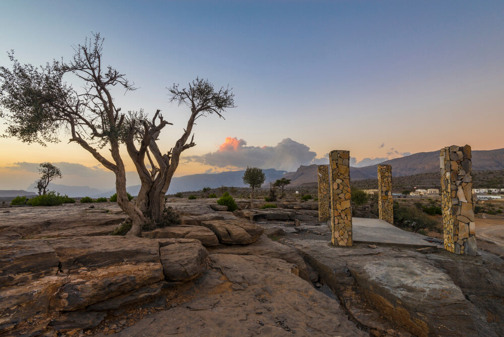Rotsachtig landschap bij Jebel Shams in Oman bij zonsondergang