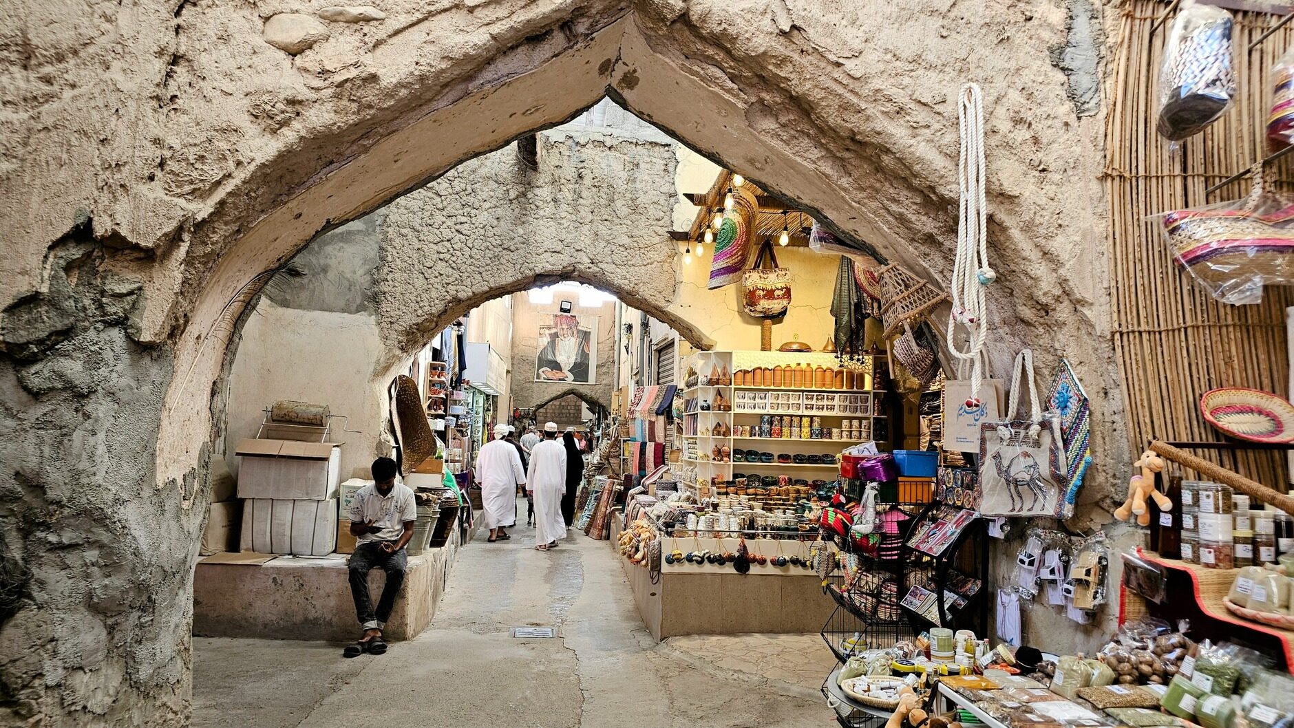 Traditionele souk met stenen bogen en winkels in Oman