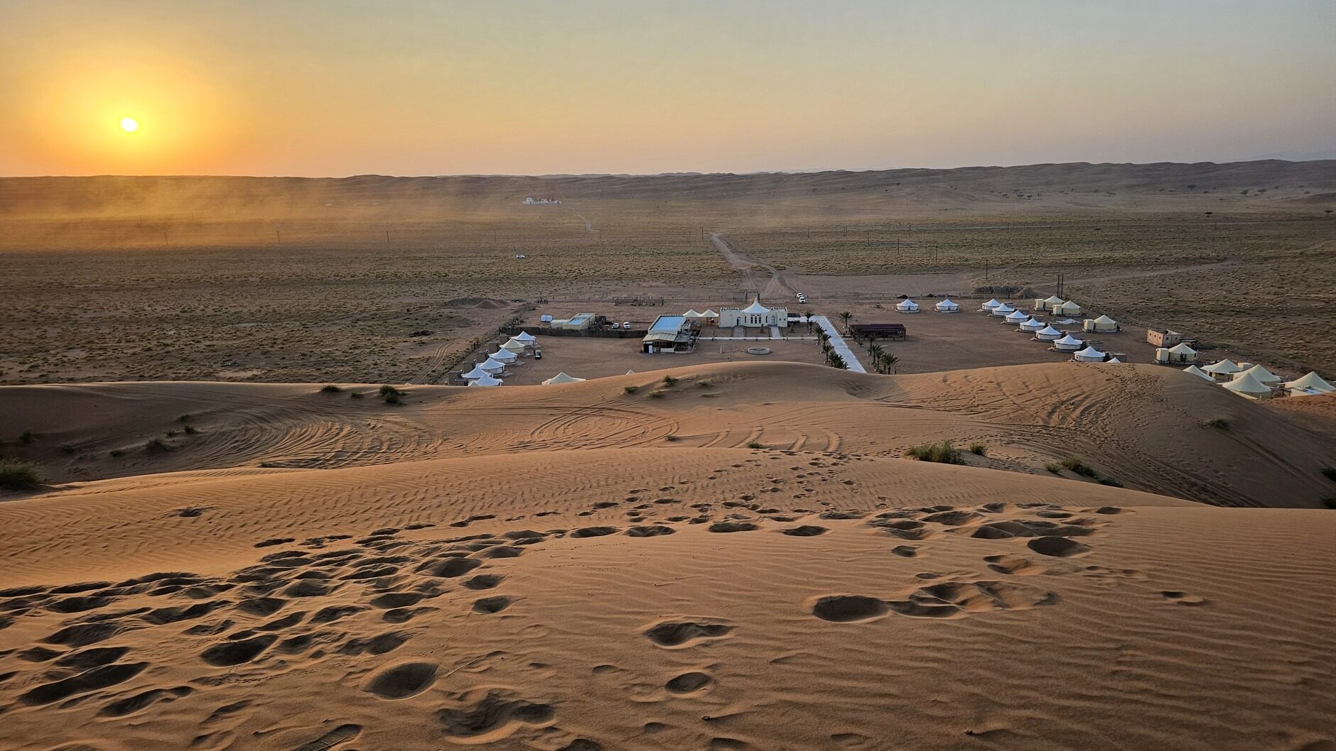 Woestijnkamp bij zonsondergang in de Omaanse woestijn