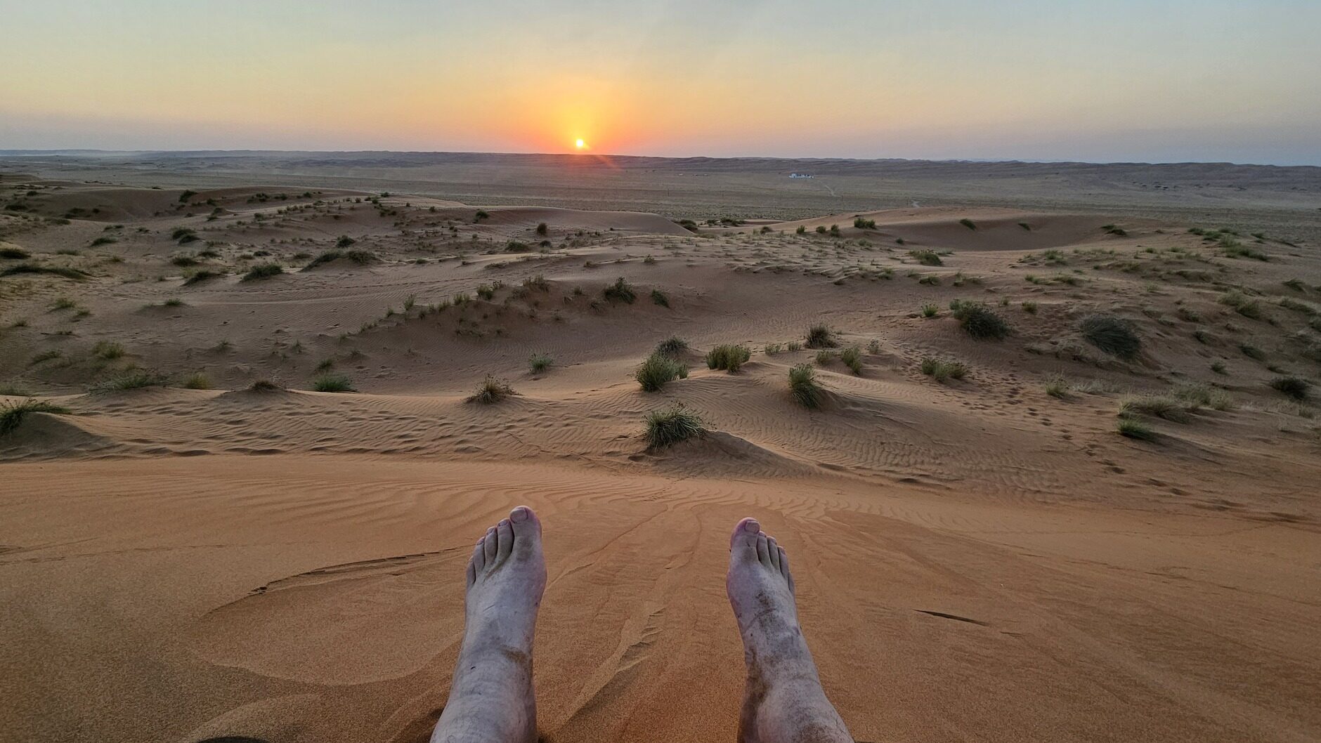 Zonsondergang in de woestijn van Oman met zandduinen en uitzicht over het landschap