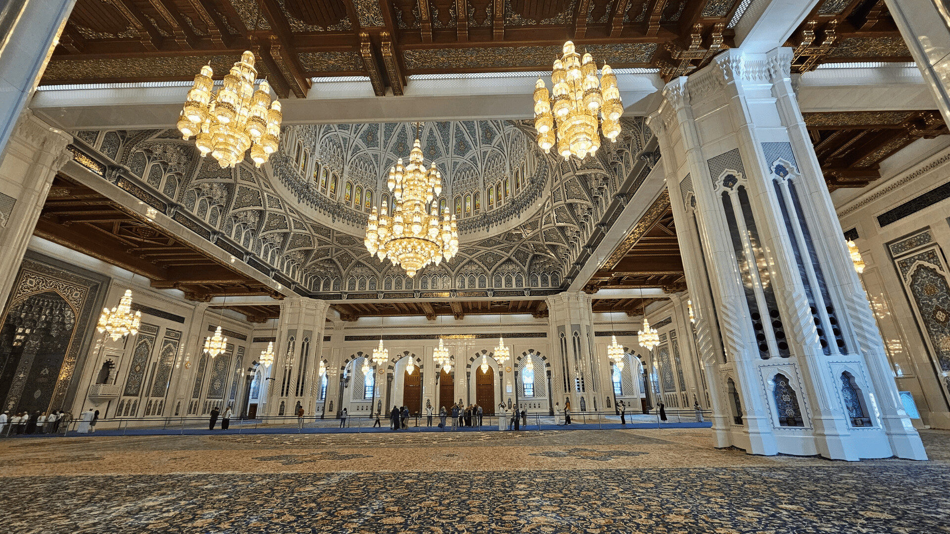 Interieur van de Sultan Qaboos Grand Mosque in Muscat Oman