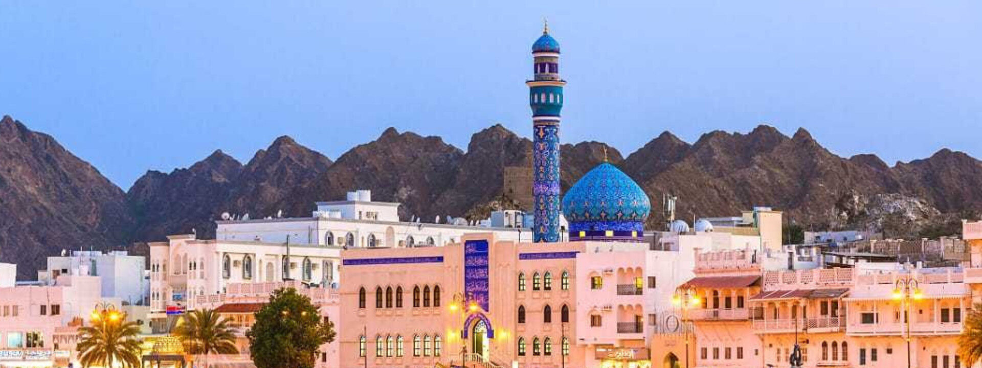 Stadsgezicht van Muscat met moskee en bergen in Oman