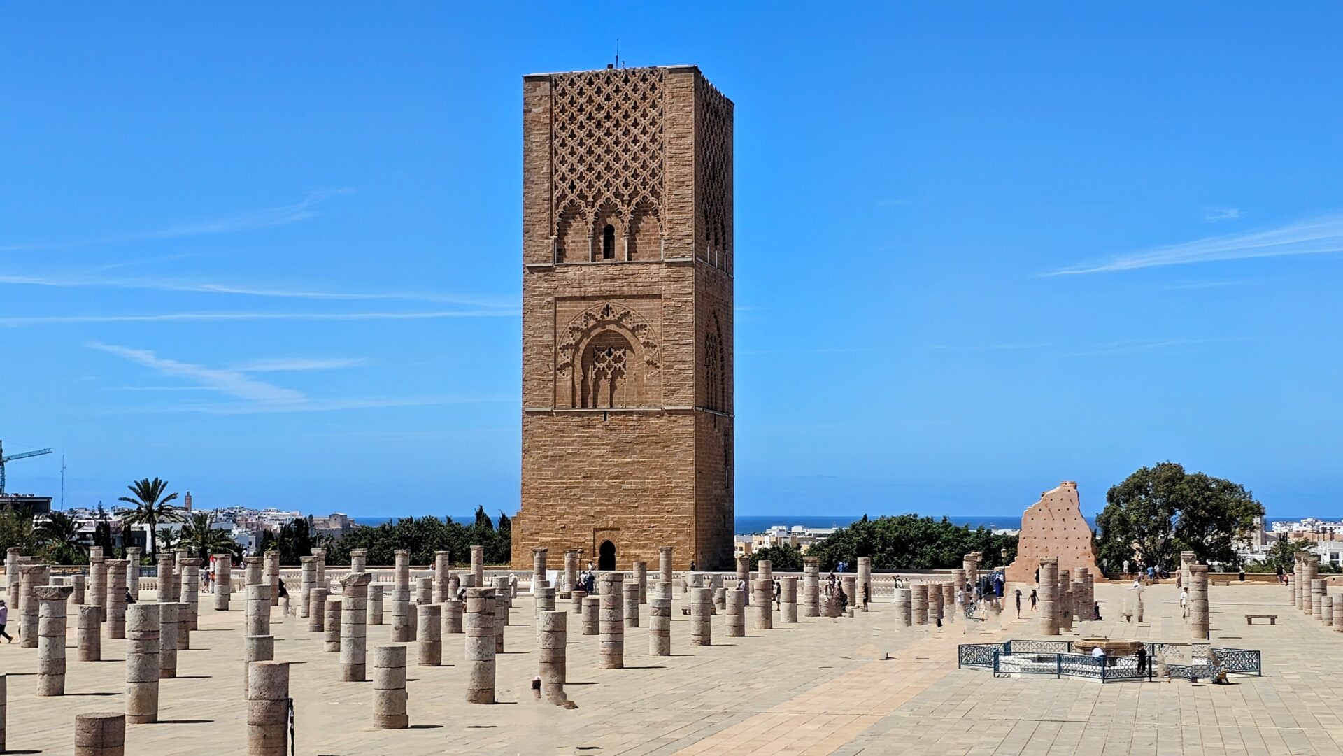 Hassantoren met zuilen op het plein in Rabat, Marokko