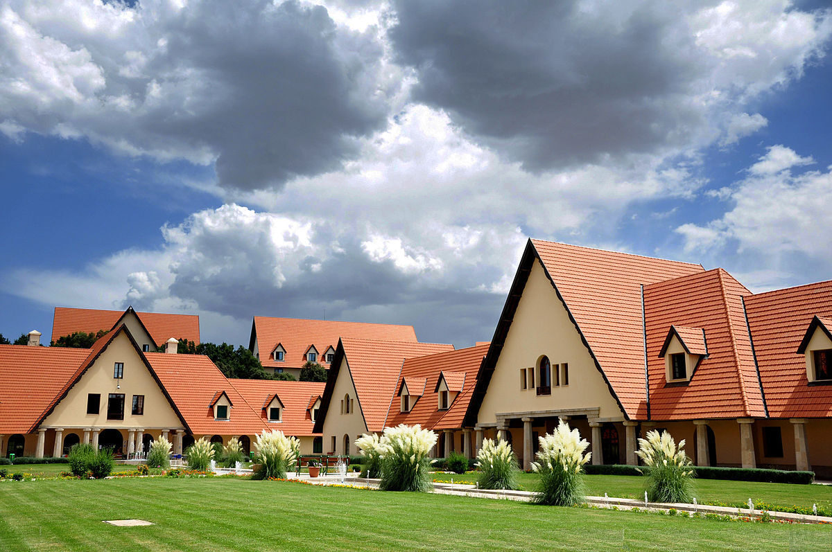 Luxe accommodatie in Midelt in het Atlasgebergte van Marokko met tuin en traditionele architectuur