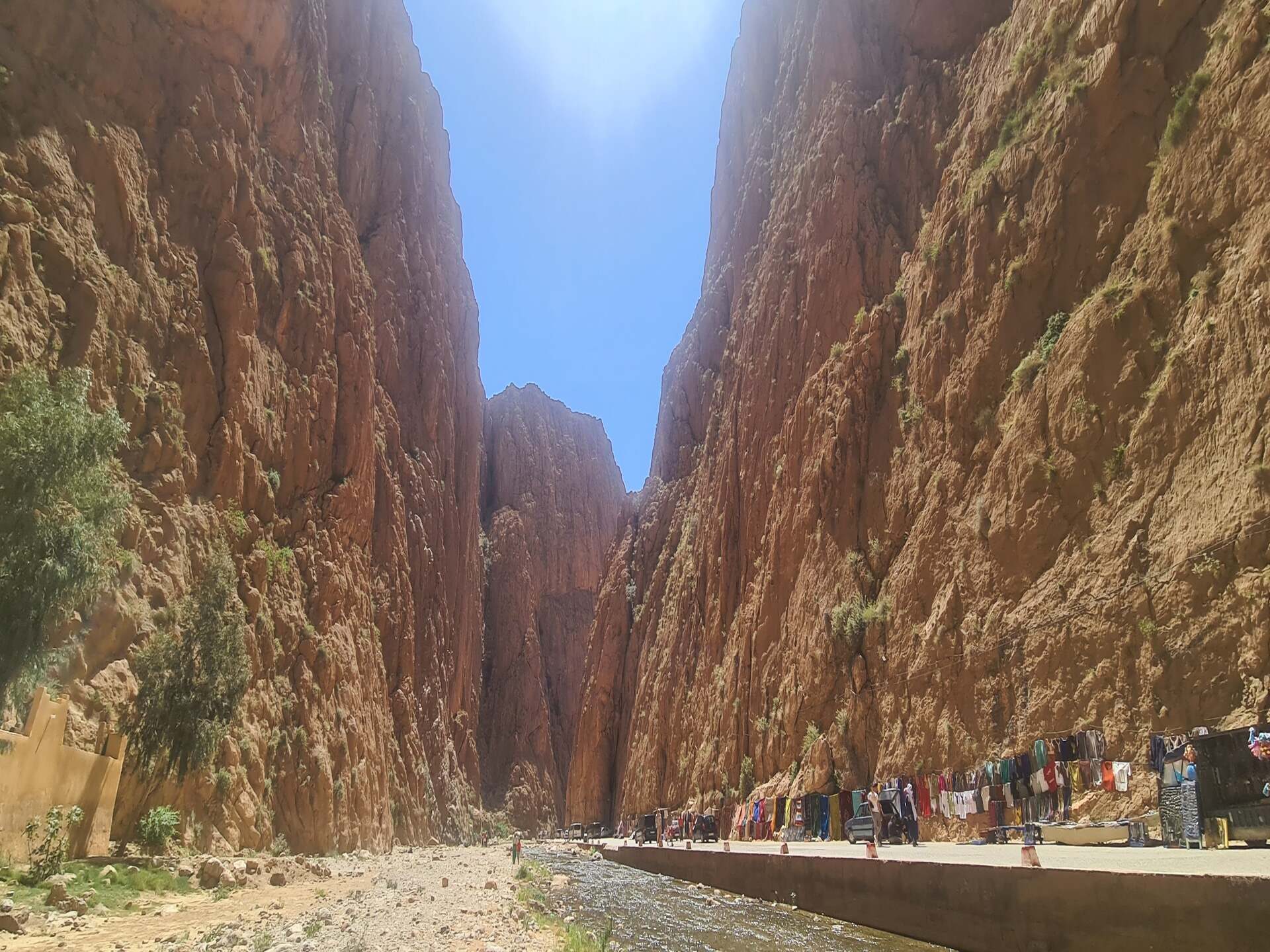 Hoge rotswanden van de Todra-kloof in Marokko