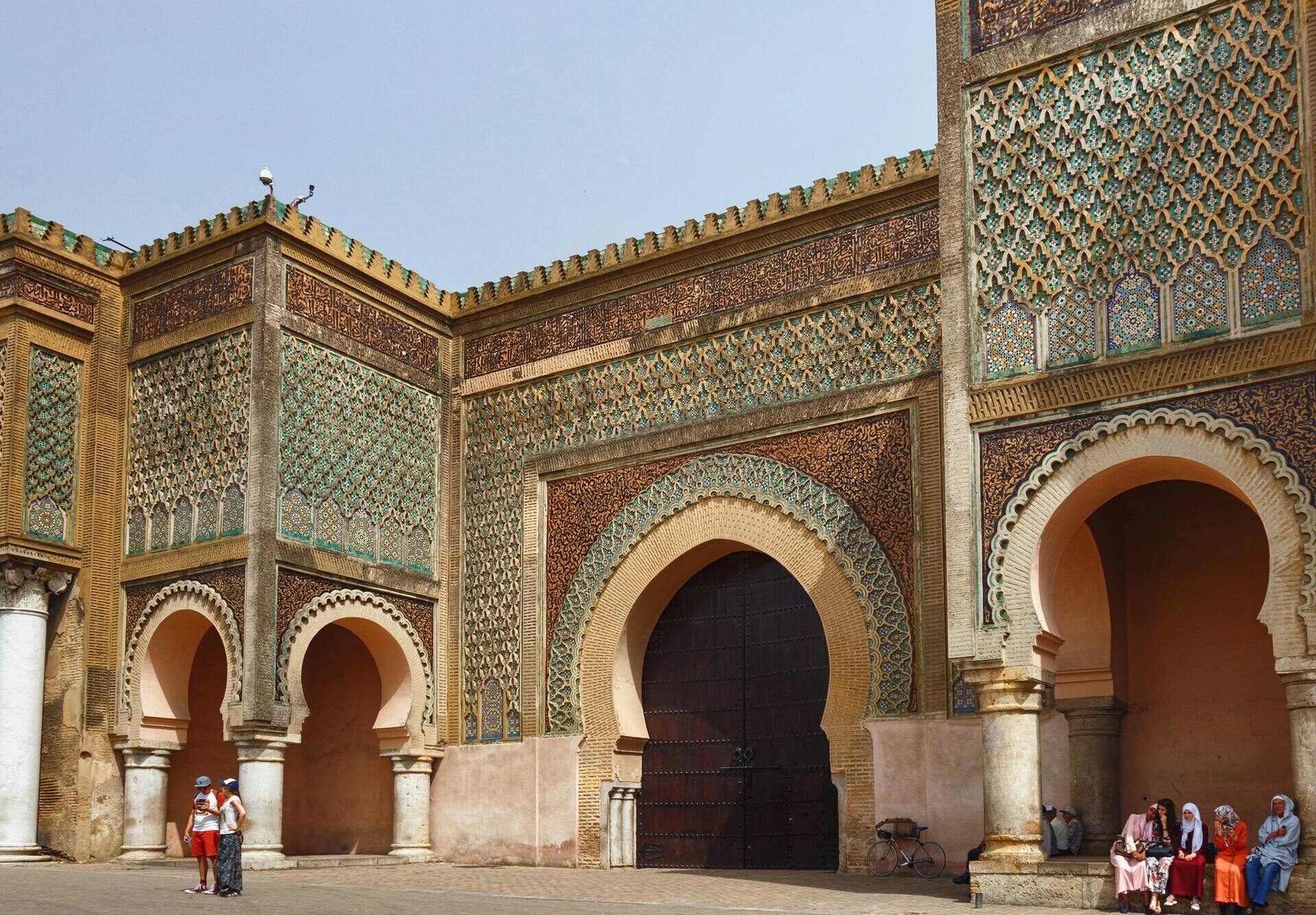 Bab Mansour stadspoort in Meknes, Marokko met mozaïeken en islamitische architectuur