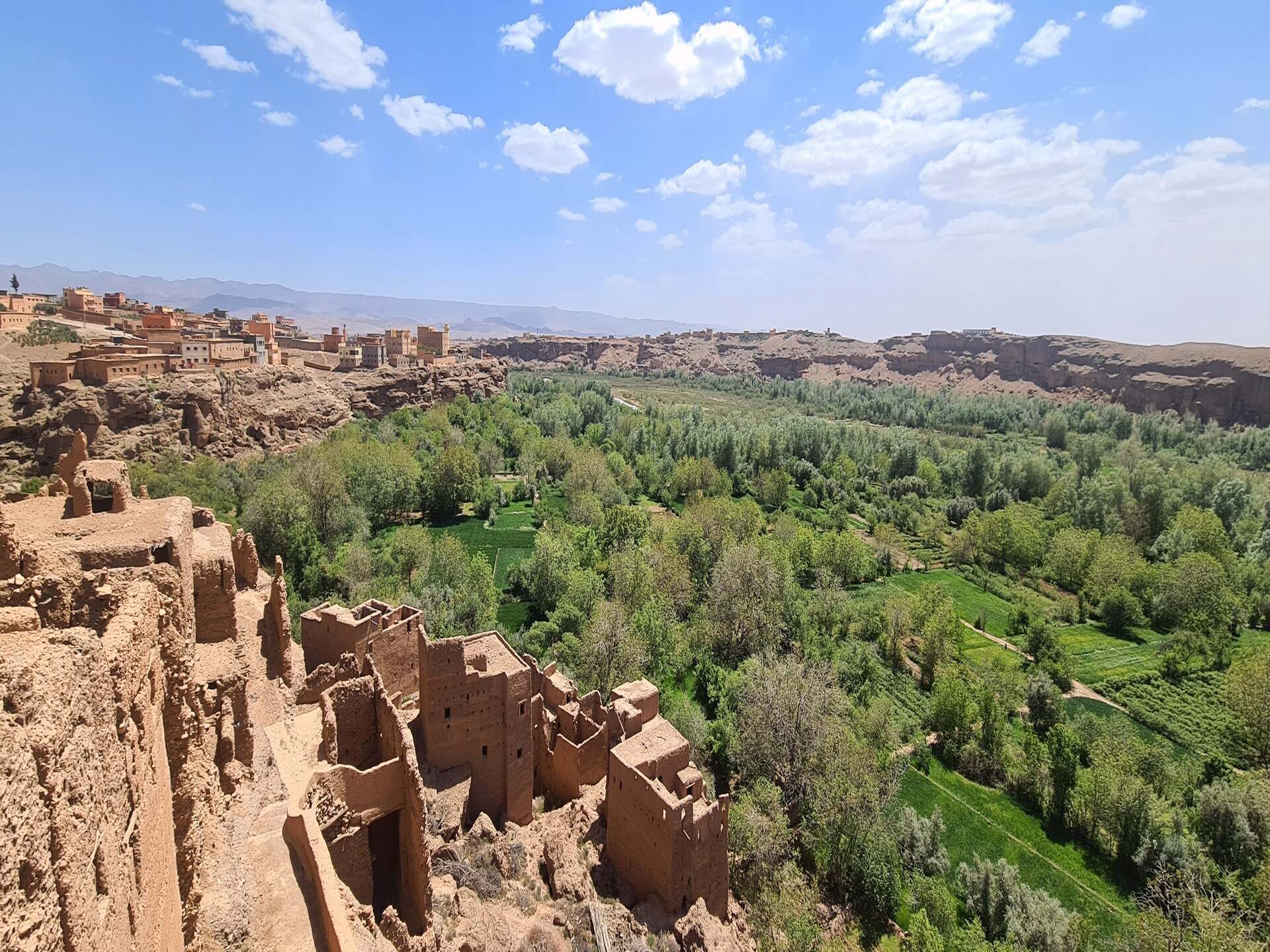 Uitzicht over de vallei en kasbah van Aït Ben Haddou in Marokko