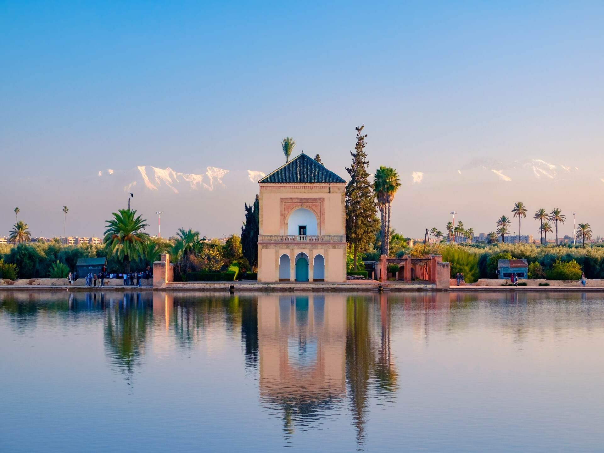 Menara-tuinen in Marrakech met paviljoen, waterbassin en het Atlasgebergte op de achtergrond