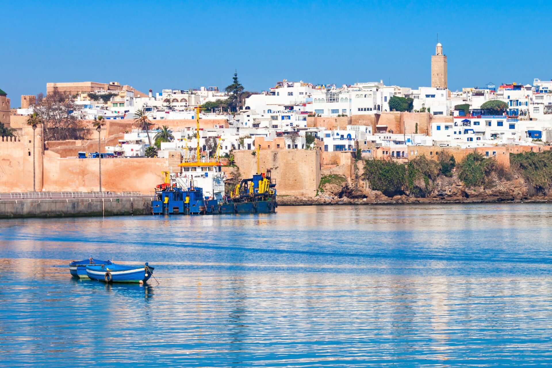 Uitzicht over de Bouregreg-rivier en de stad Rabat in Marokko