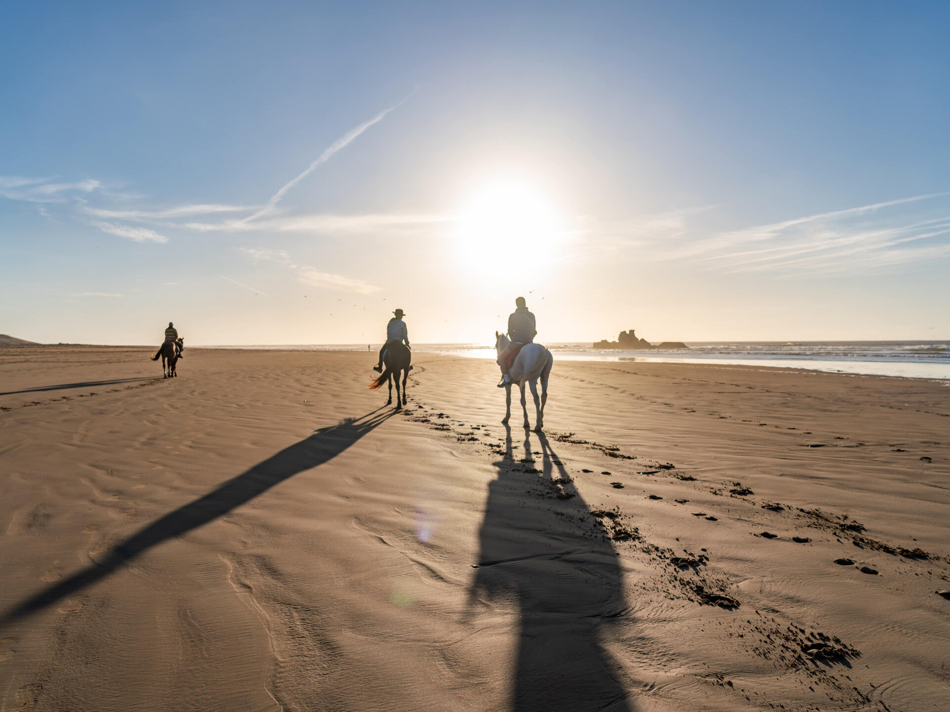 Paardrijden op het strand van Essaouira in Marokko bij zonsondergang