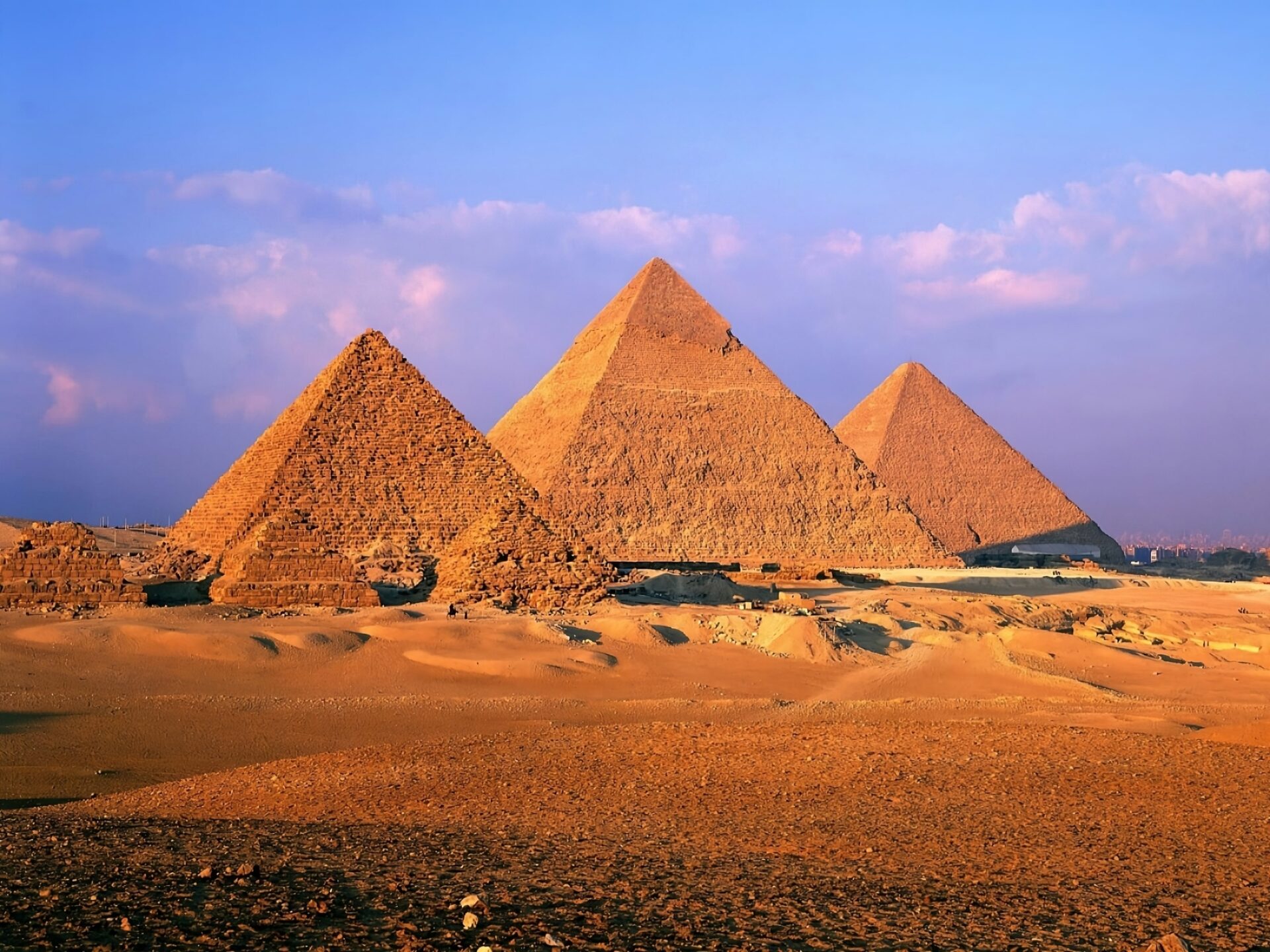 Piramides van Gizeh bij Caïro in Egypte tijdens zonsondergang