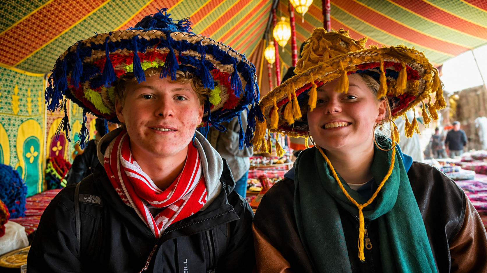 Reizigers op een kleurrijke markt in Marokko met traditionele Berberhoeden