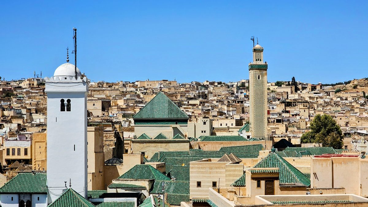 Panorama medina Fès Marokko met witte en groene moskeeën twee minaretten groene daktegels en dichte bebouwing