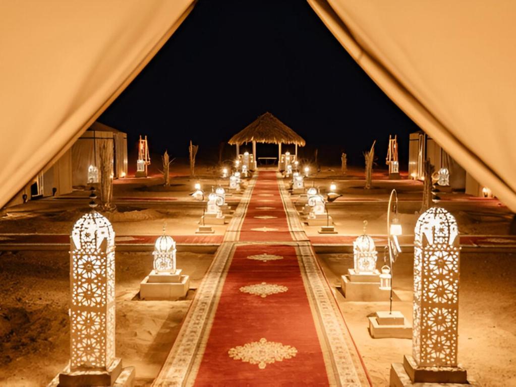 Overnachten in een luxe Merzouga Zagora Erg Chebbi Cheggaga Sahara woestijnkamp in Merzouga, Marokko met traditionele lantaarns, Berberstijl en romantische avondsfeer.