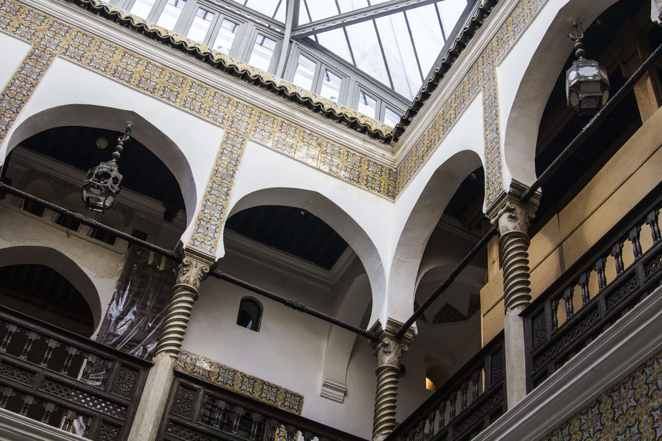 Binnenplaats van een traditioneel huis in de casbah van Algiers met witte bogen, gedraaide zuilen en tegelwerk