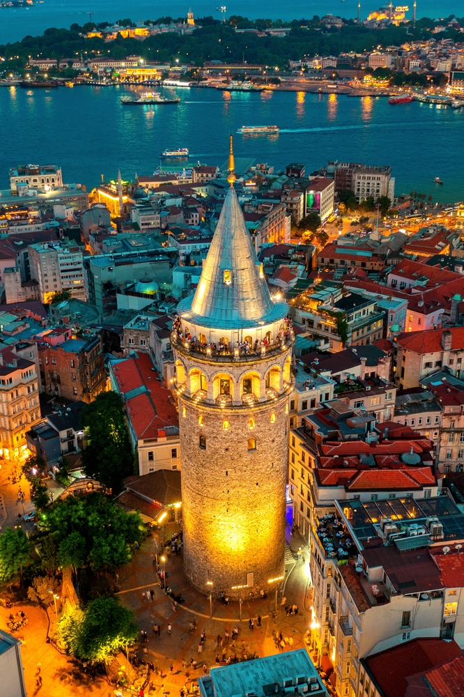 Verlichte Galatatoren bij avond met uitzicht over de Gouden Hoorn en de oude stad van Istanbul