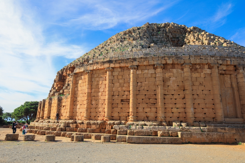 Koninklijk mausoleum van Mauretanië bij Tipaza met halfzuilen en een schijndeur in de ronde gevel van steen