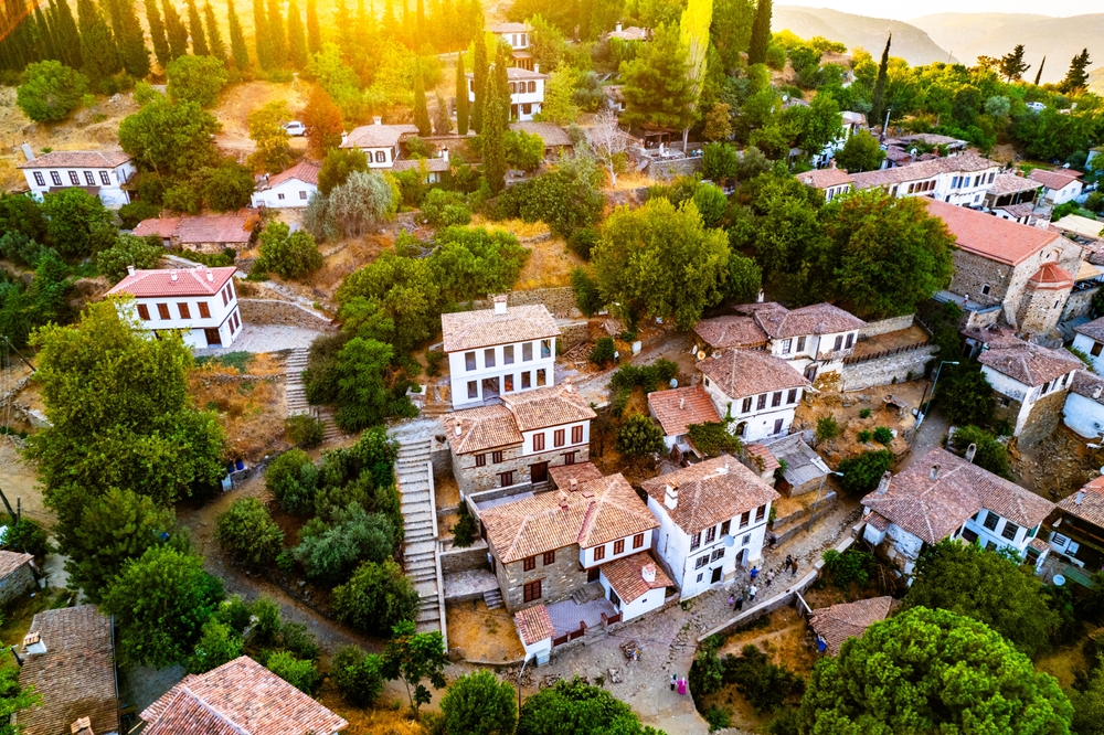 Het dorp Şirince in de heuvels bij Selçuk van bovenaf met witte huizen, pannendaken en cipressen