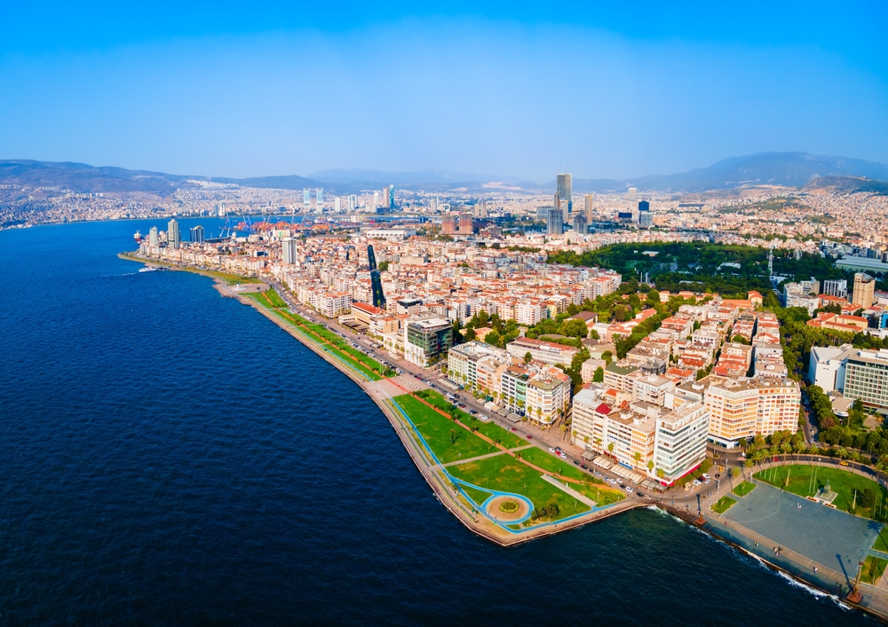 Luchtfoto van de Kordon boulevard in İzmir met het park langs het water en de stad erachter