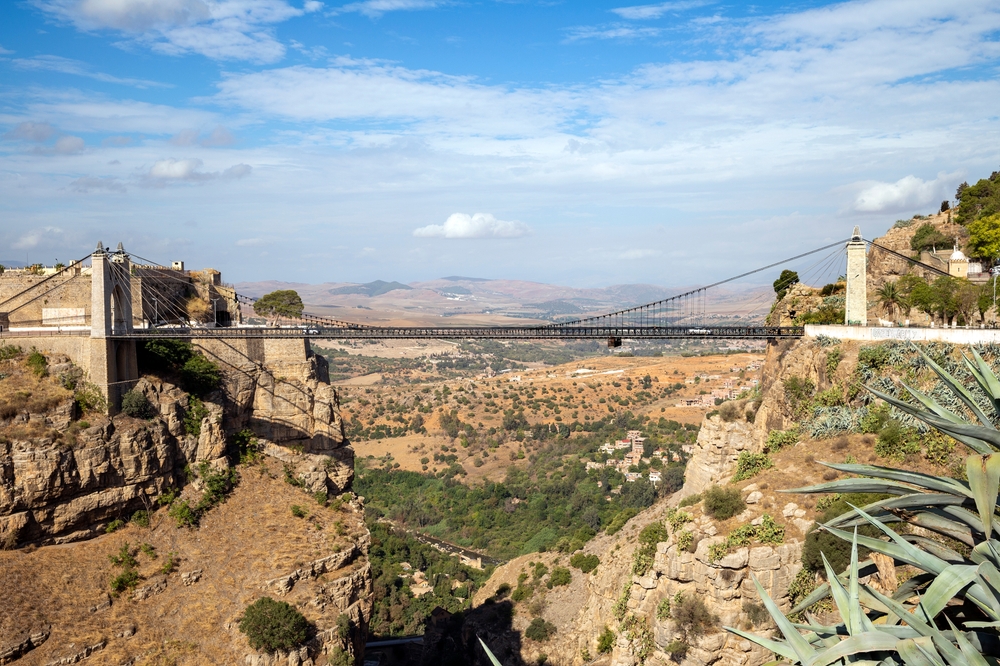 Pont Sidi M'Cid, de hangbrug over de kloof van de Rhumel in Constantine, met uitzicht over het heuvellandschap