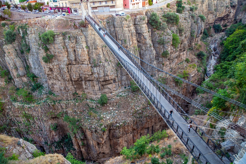 Passerelle Perrégaux, de smalle voetgangersbrug over de kloof van de Rhumel in Constantine, met wandelaars op het looppad